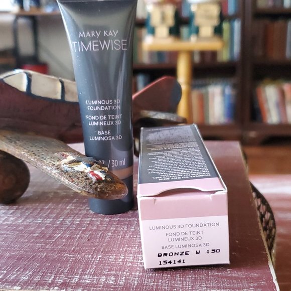 Bronze W 150 (Warm) Luminous 3D Foundation - Normal to Dry Skin TimeWise MaryKay - Picture 2 of 4